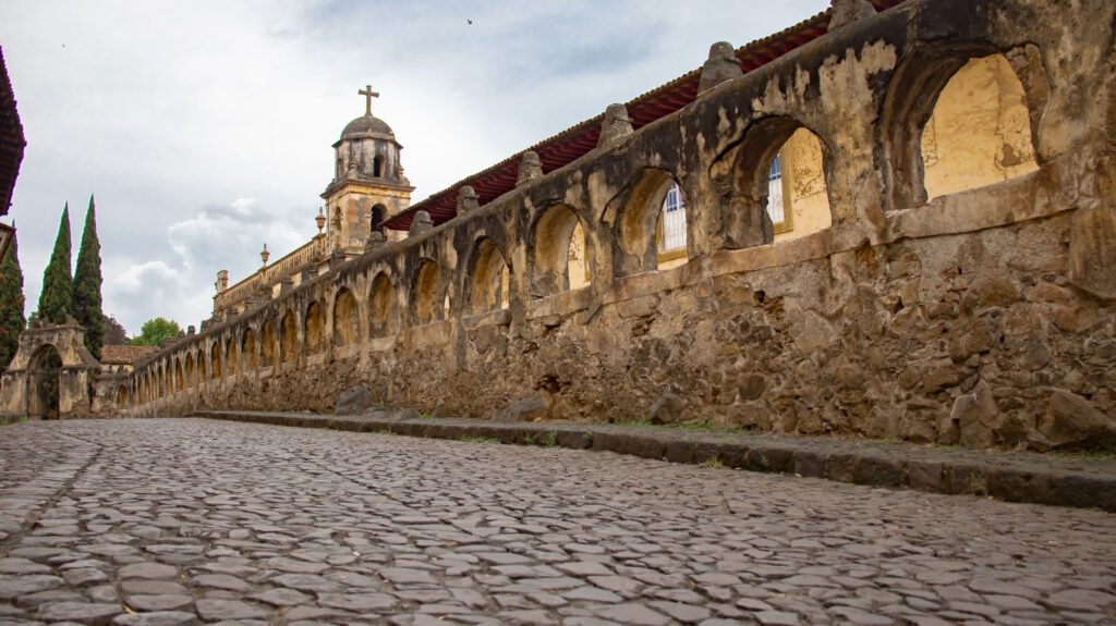 Michoacán ya reguló el hospedaje por plataformas. Ahora tiene que hacerlo funcionar Calle empedrada y arquería junto al Templo del Sagrario en Pátzcuaro, Michoacán.