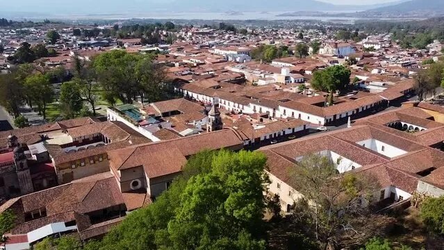 El hospedaje que Michoacán todavía no puede ver completo Vista panorámica de tejados y viviendas en el centro urbano de Pátzcuaro.