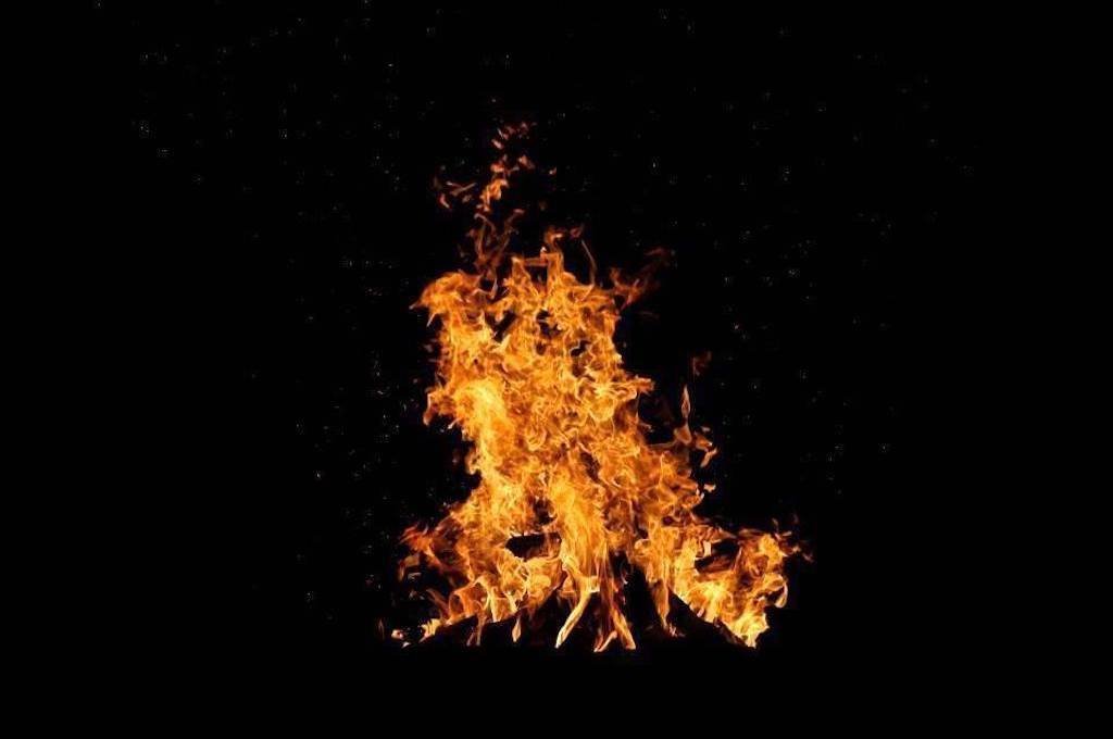 Fuego encendido durante la ceremonia del Año Nuevo Purépecha.