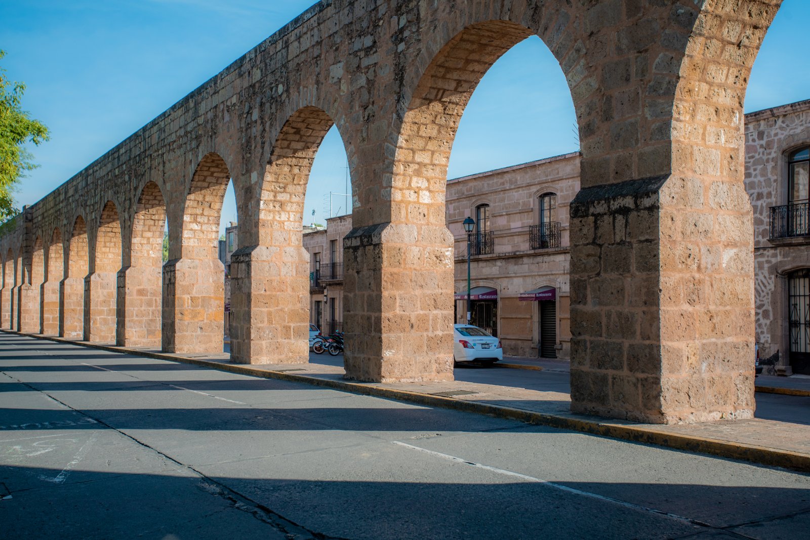 Arcos del Acueducto de Morelia en el paisaje urbano de la ciudad.