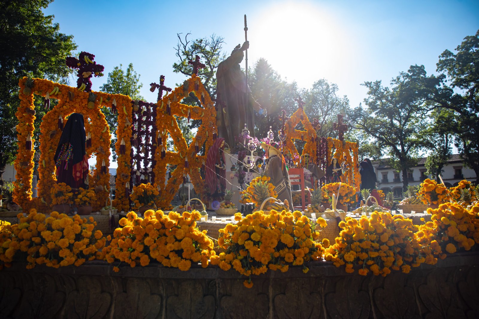 Escena de Noche de Muertos en Pátzcuaro, Michoacán.