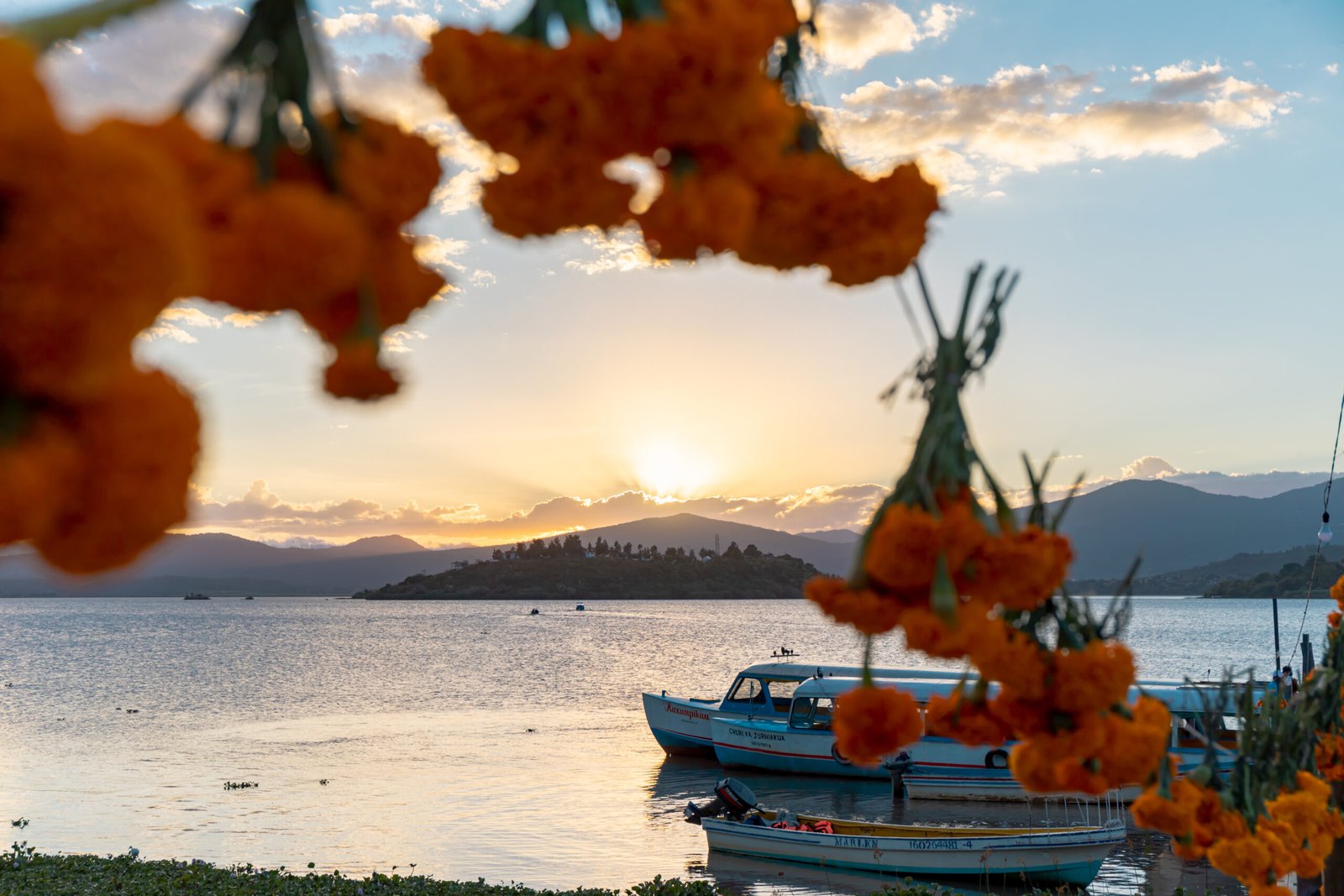 Escena de Noche de Muertos en Ucazanaztacua, Región Lago de Pátzcuaro, Michoacán.