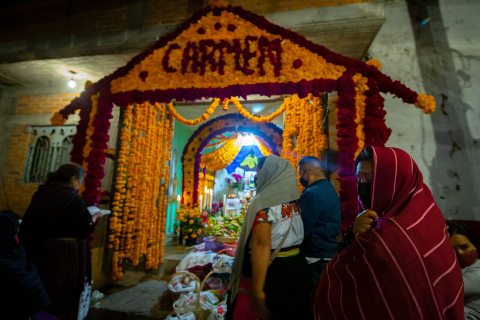 Noche de Muertos en un panteón de la Región Lago de Pátzcuaro, Michoacán.