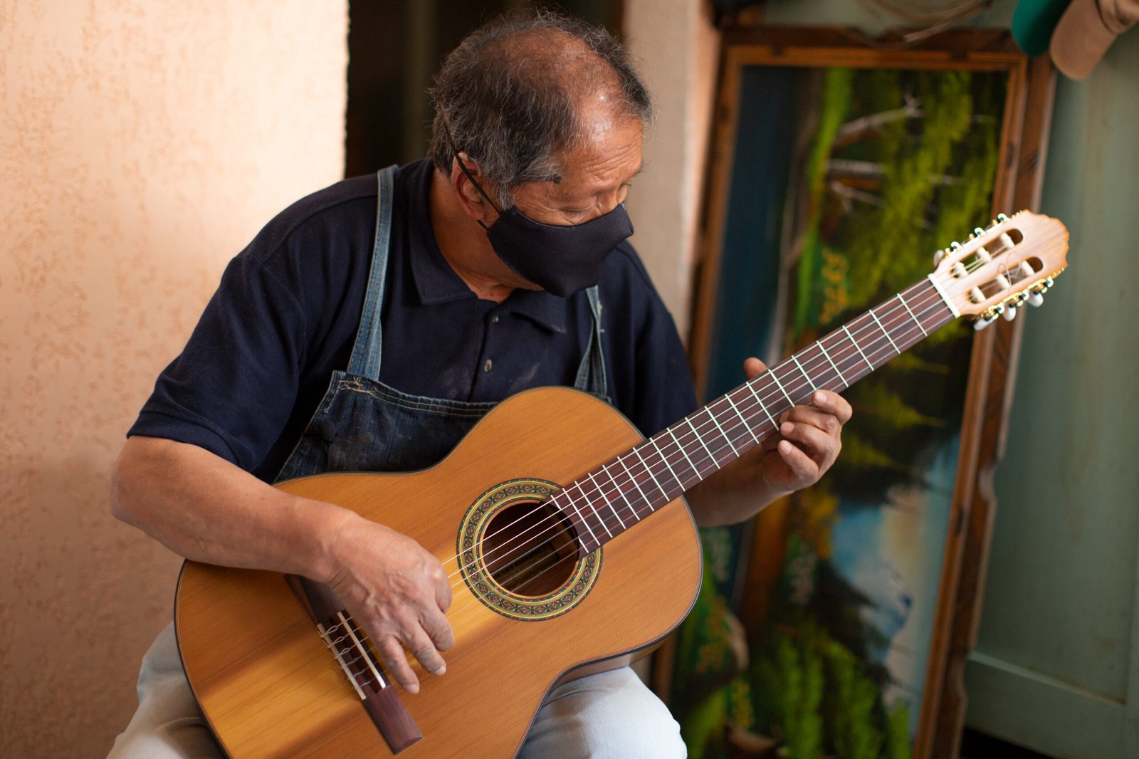 Artesano revisa una guitarra en Paracho, Michoacán.