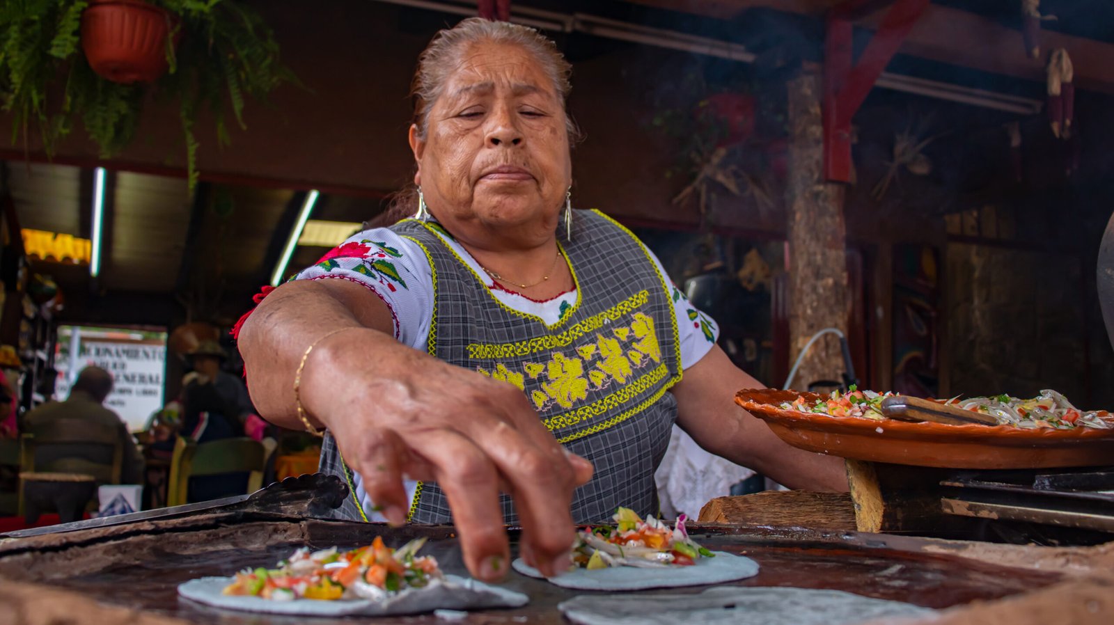 Cocinera tradicional prepara alimentos en Pátzcuaro, Michoacán.